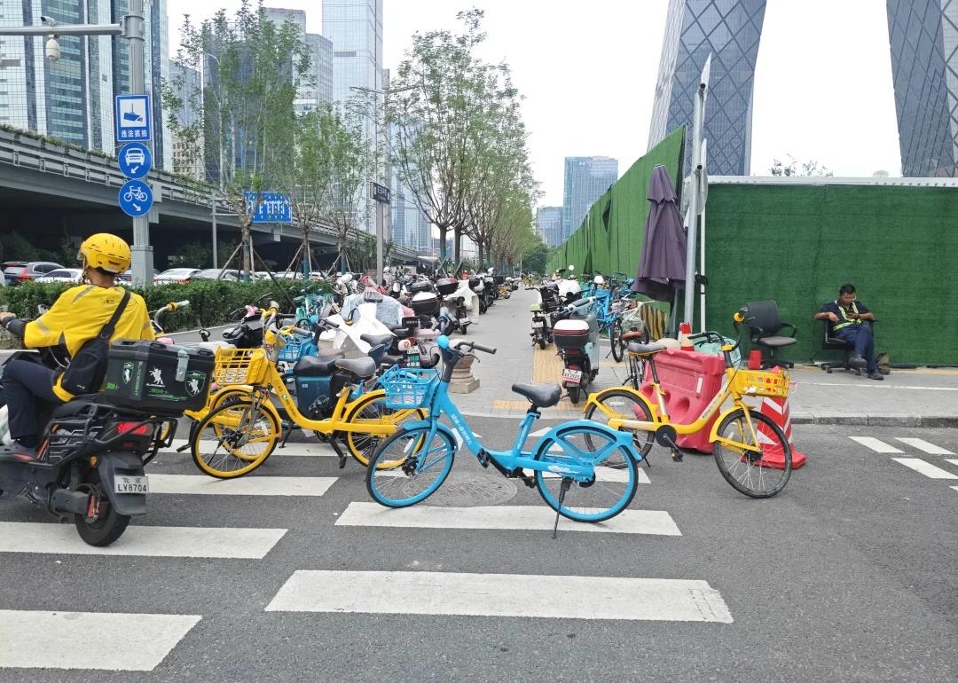 把共享单车停这？
您停在路边人行便道上就算了，您停在人行横道上？？路边也不是没地