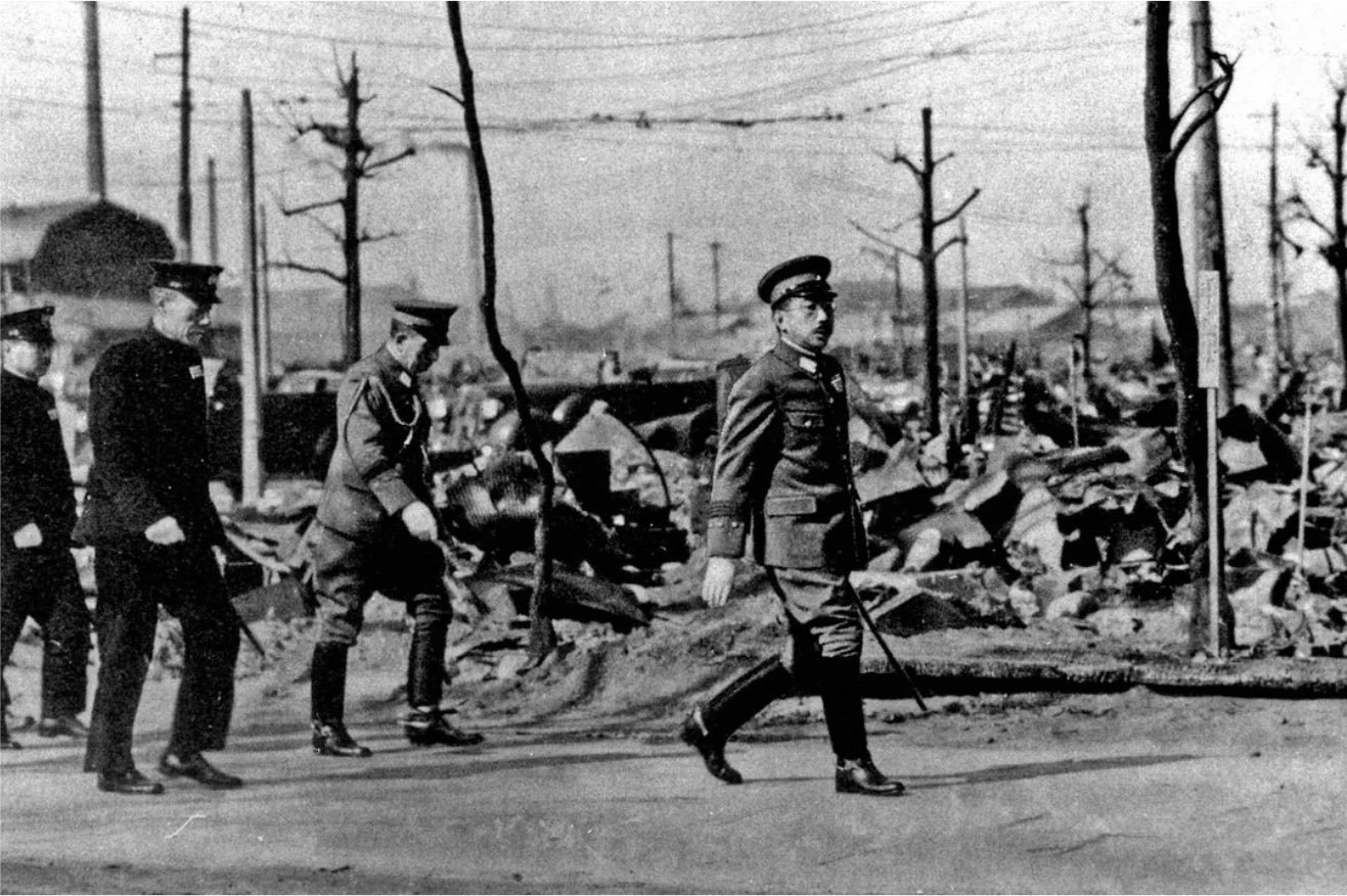 1945年3月10日，美国对东京进行燃烧弹空袭后，裕仁天皇步行穿过东京的废墟街道
