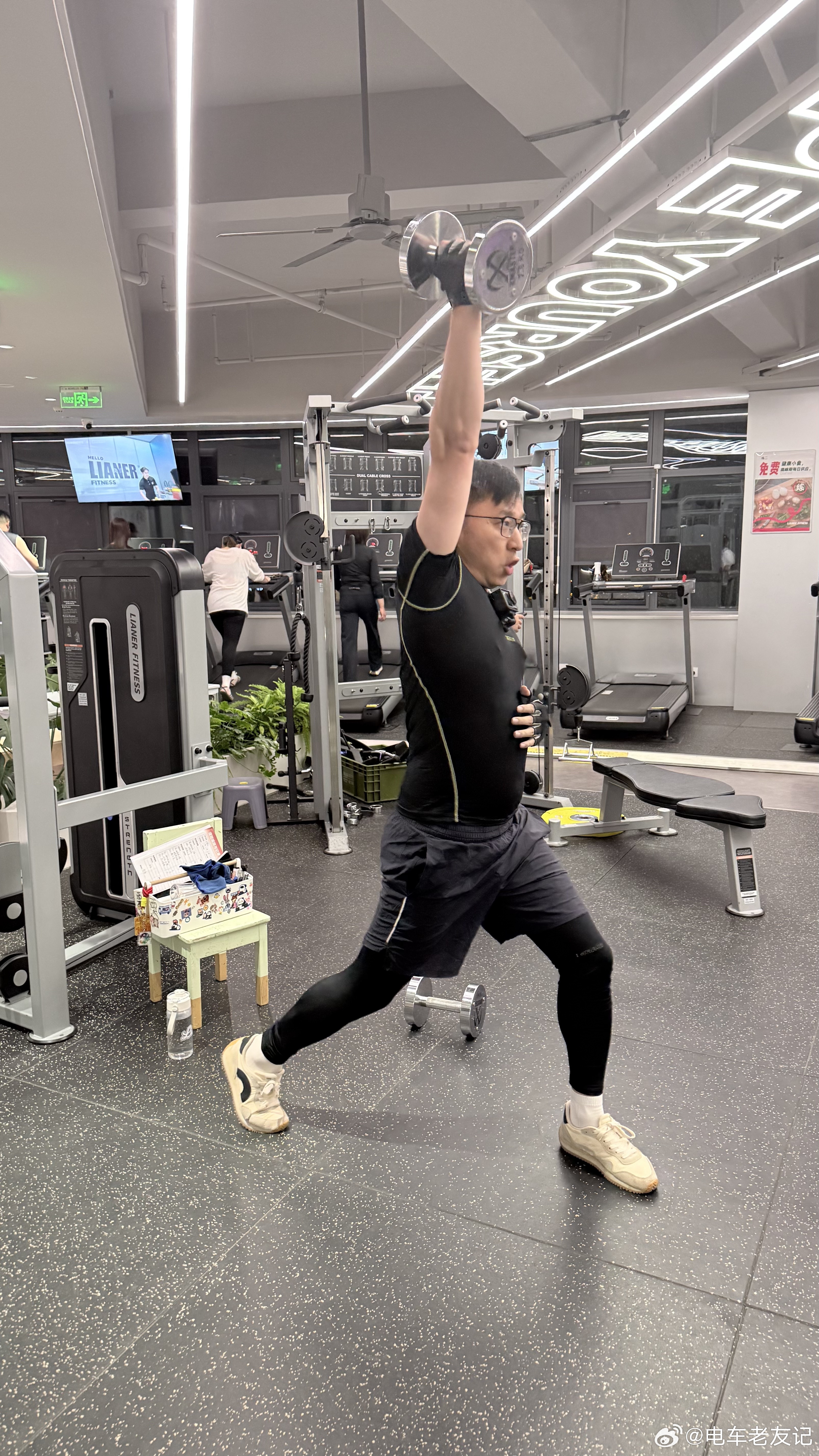健身要练。动作要帅！继续打卡。只要能坚持一天，那就继续坚持一天。电车老友记健身 