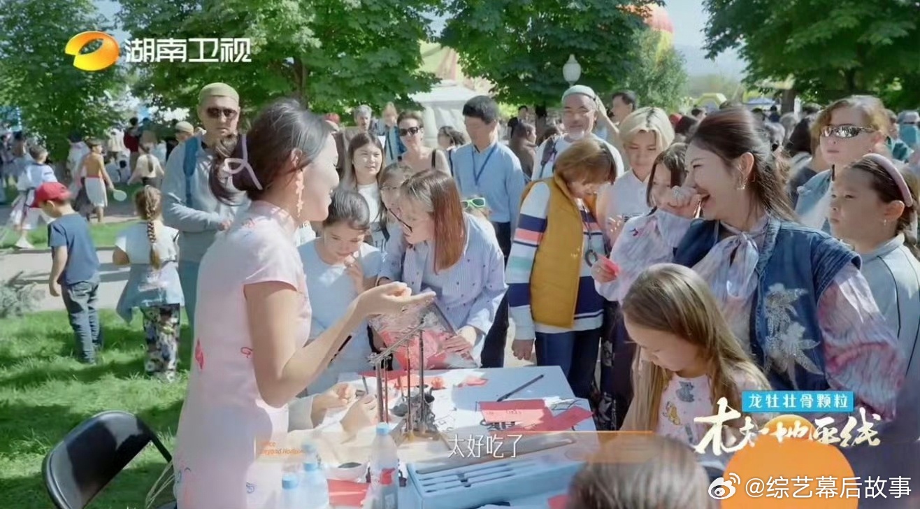 一口牛油锅，香到外国友人走不动道，重庆火锅直接硬控全场～重庆火锅硬控外国留学生声