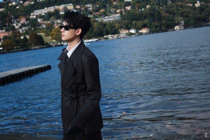 胡先煦唱歌走心走的是杀心胡先煦这个歌唱的怎么这么有喜感呢，唱《爱你》唱的杀气腾腾