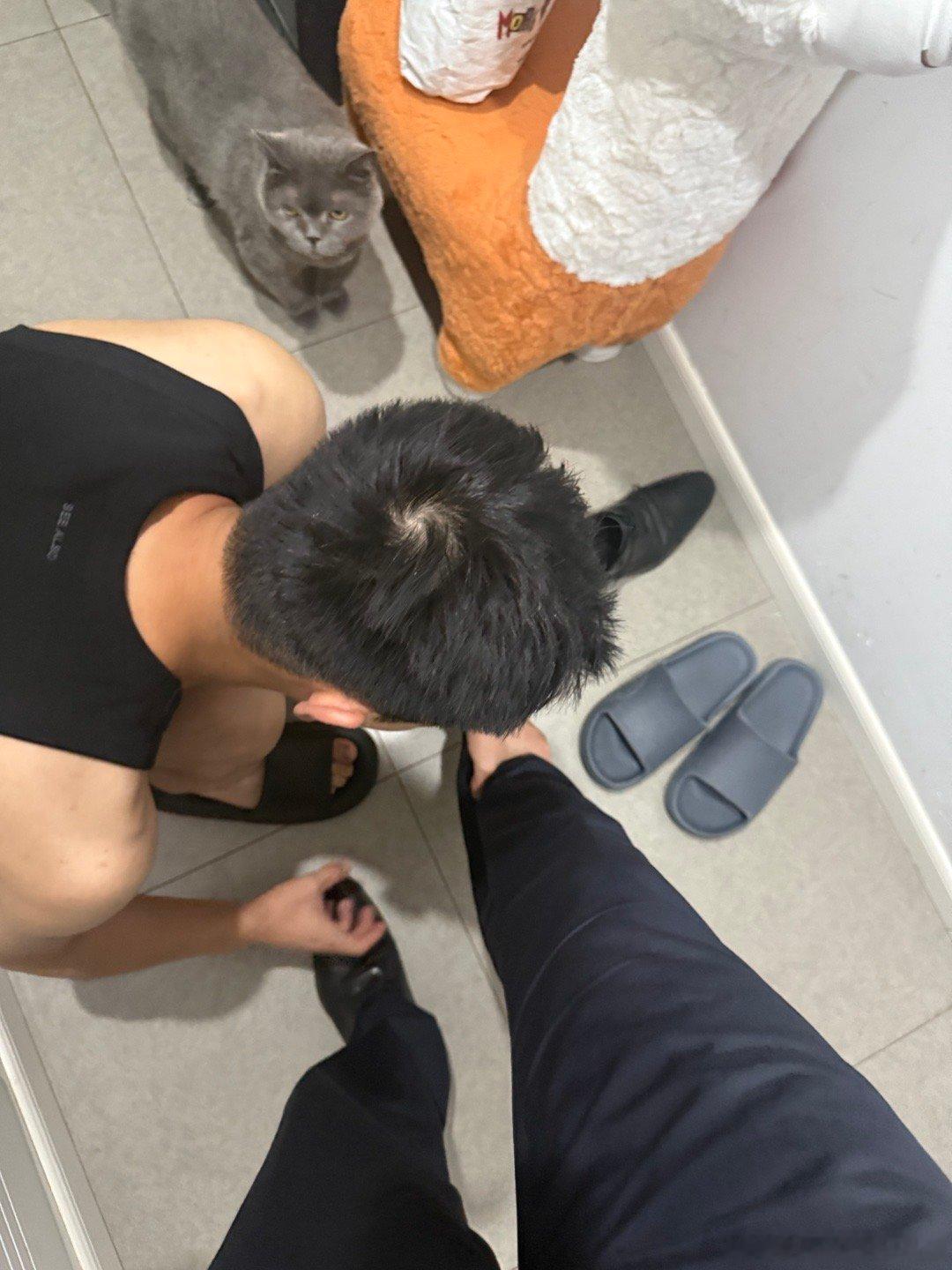加班回家，能主动给你脱鞋的男朋友，就是好男朋友！能主动给你弄吃的男朋友，就是好男