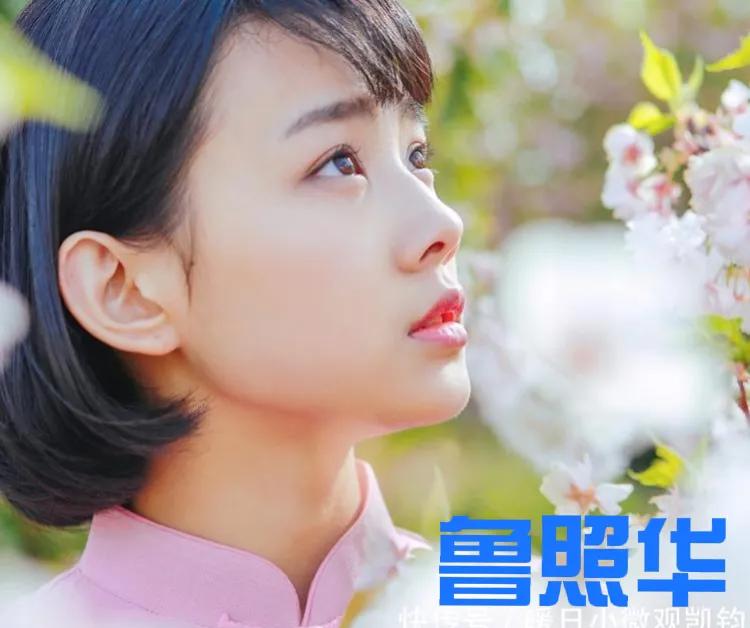 1.张凌赫从小到大都很帅，高中时很多外校的都慕名跑去看帅哥。
2.谭松韵认为演戏