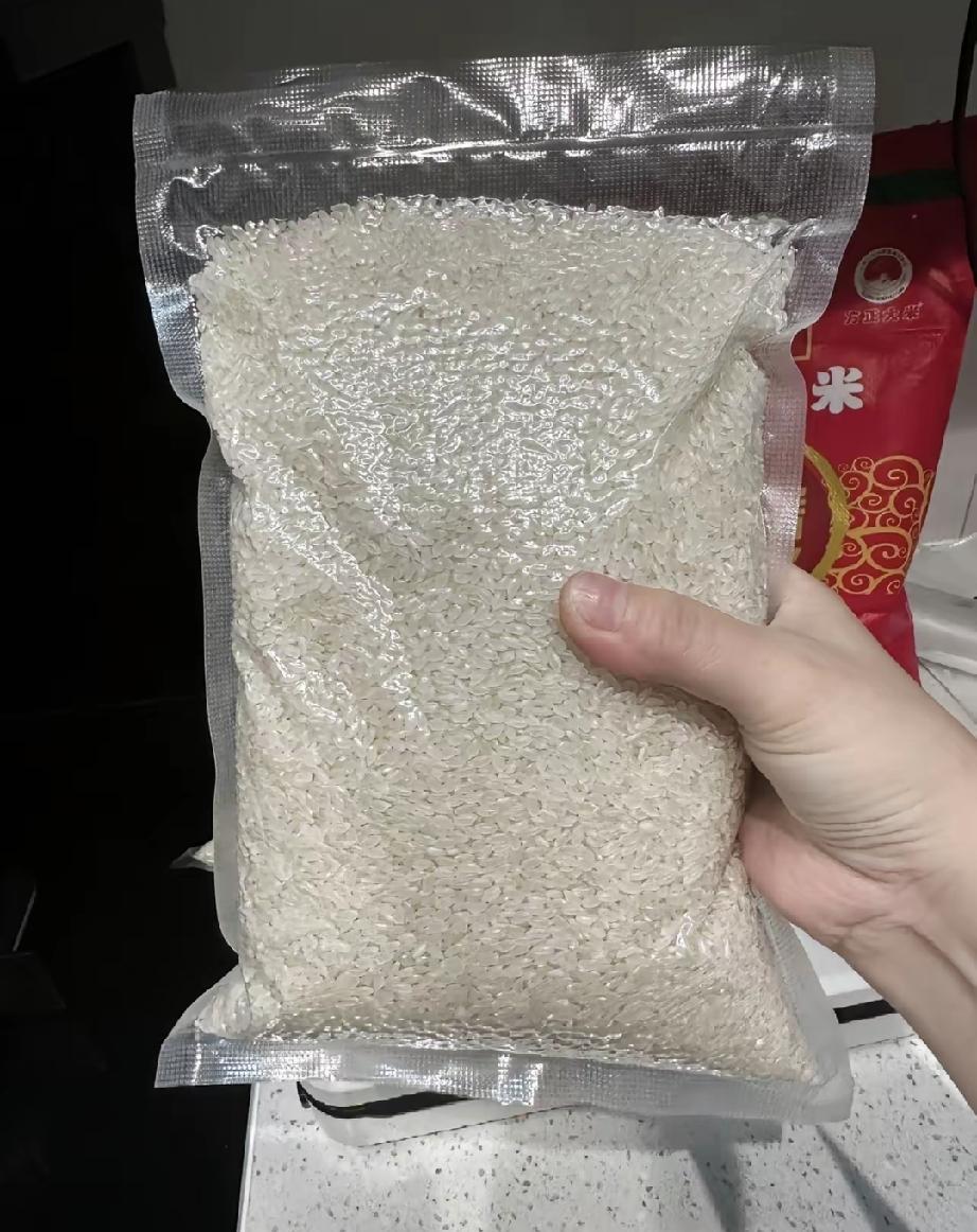 姑娘执意扔掉过期10天的大米，老伴连连反对，结局太真实。昨天下午下楼倒垃圾，撞见