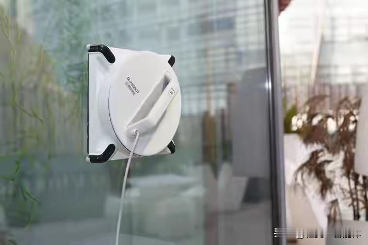 2026年春节送礼新潮流：科技年货热销，擦窗机器人一天狂卖1700万！

今年春