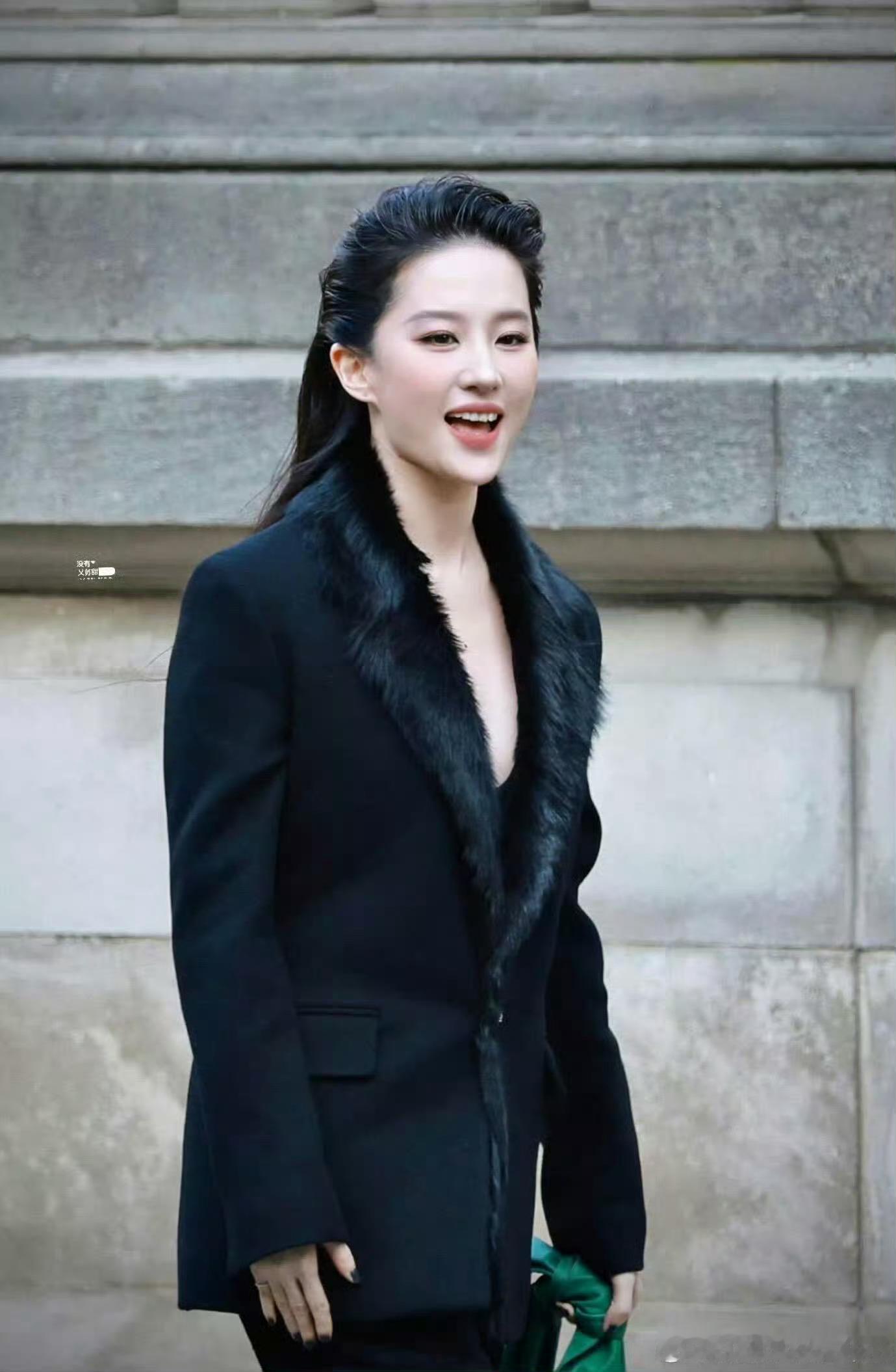 国外也冷脸，同样也甜妹。别定义刘亦菲，顶级女明星不接受这样的约束。想冷就冷，想笑