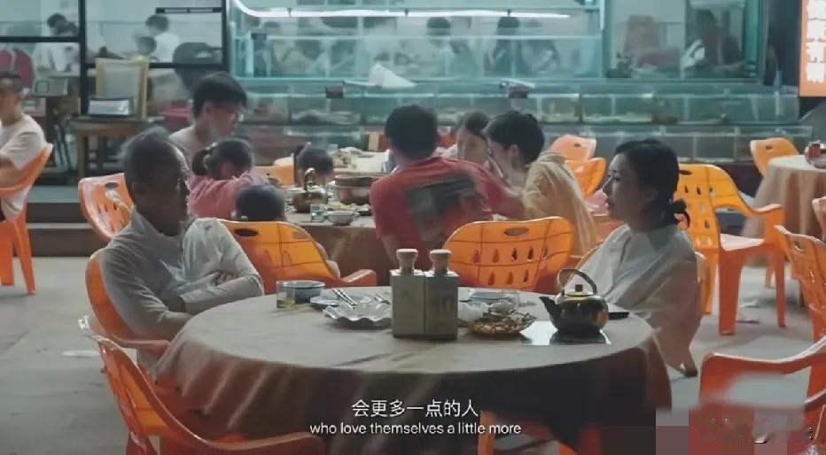 看到两口子的对话
很明显，田小姐占据高位，一脸嫌弃藏都藏不住。很明显，老王更多的