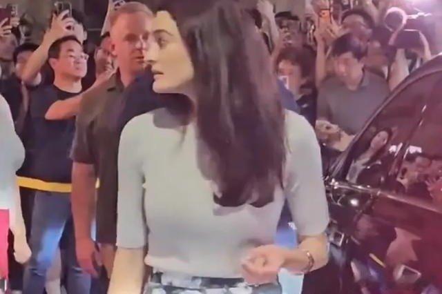 凤凰新闻【黄仁勋女儿近照惊艳！碎花裙显温柔，颜值气质双在线】黄仁勋陪年迈的父母一