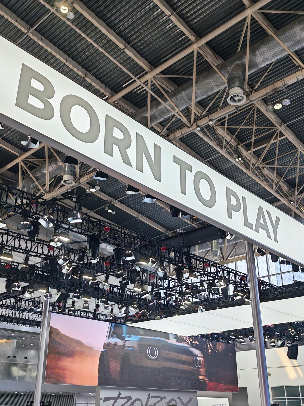 蔚来之后，好久没有听到车主到展台上帮忙一个品牌做讲解员，还大大方方的说了他的优点