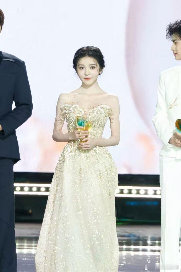 这个奖早该饶嘉迪拿了 饶嘉迪斩获星光大赏年度剧集新面孔奖啦！这一路她认真打磨演技