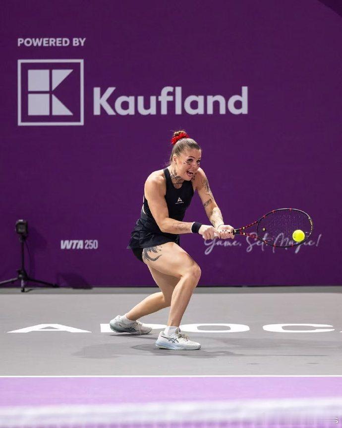 王欣瑜身体不佳止步8强WTA克卢日-纳波卡站1/4决赛，王欣瑜明显身体欠佳，开局