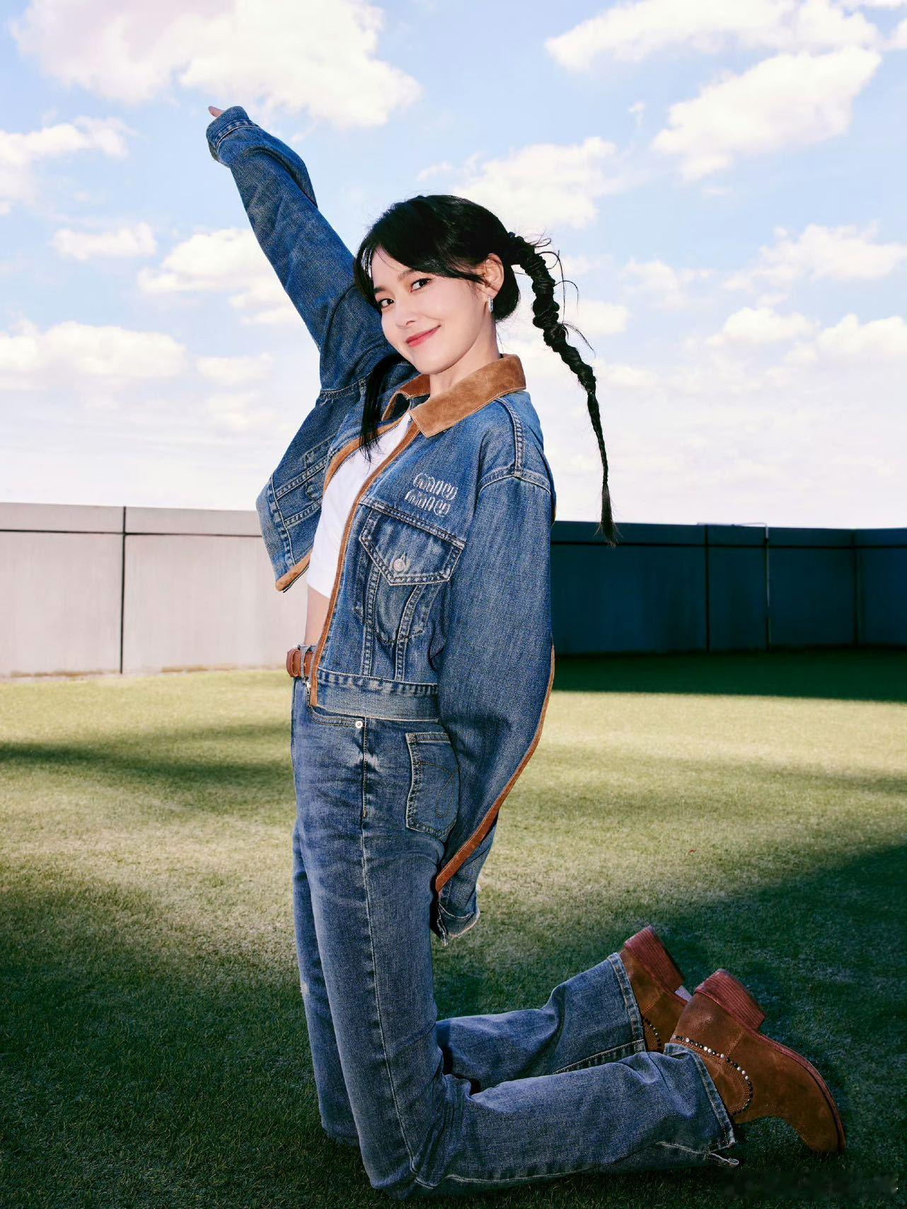 谁能不被扎麻花辫的张佳宁戳中，灵动俏皮又温柔，甜妹氛围感直接拉满，气质清新自然，