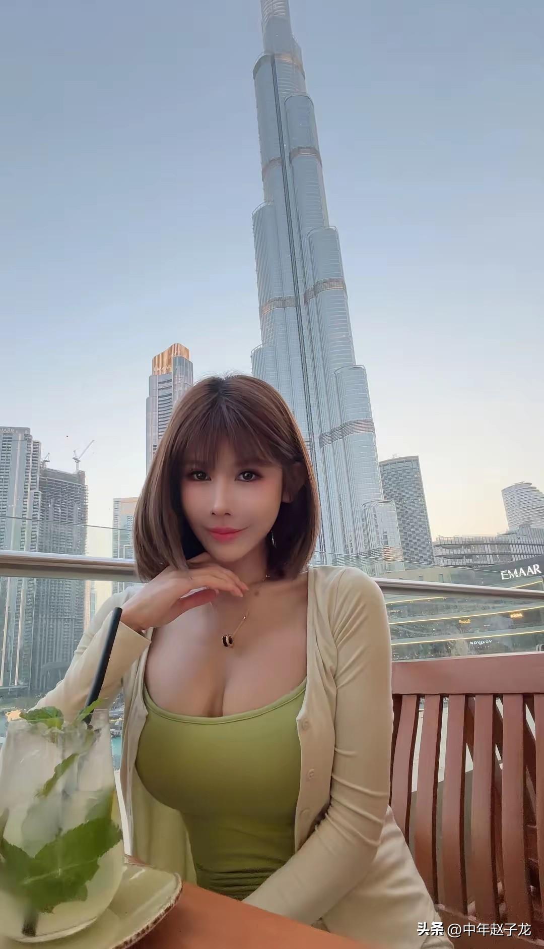 迪拜用餐
 
在迪拜市中心的高空露台落座，身后直插天际的哈利法塔几乎占满了整片视