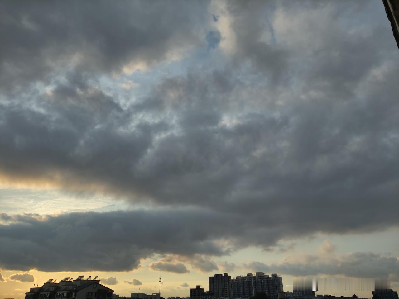 雨后
天空如油画
大自然的鬼斧神工
人类自叹不如