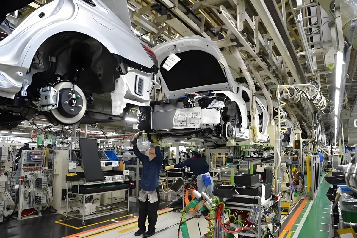 最近日本丰田、本田的几家主力工厂彻底停了，生产线静悄悄的，零件堆得像小山，工人只