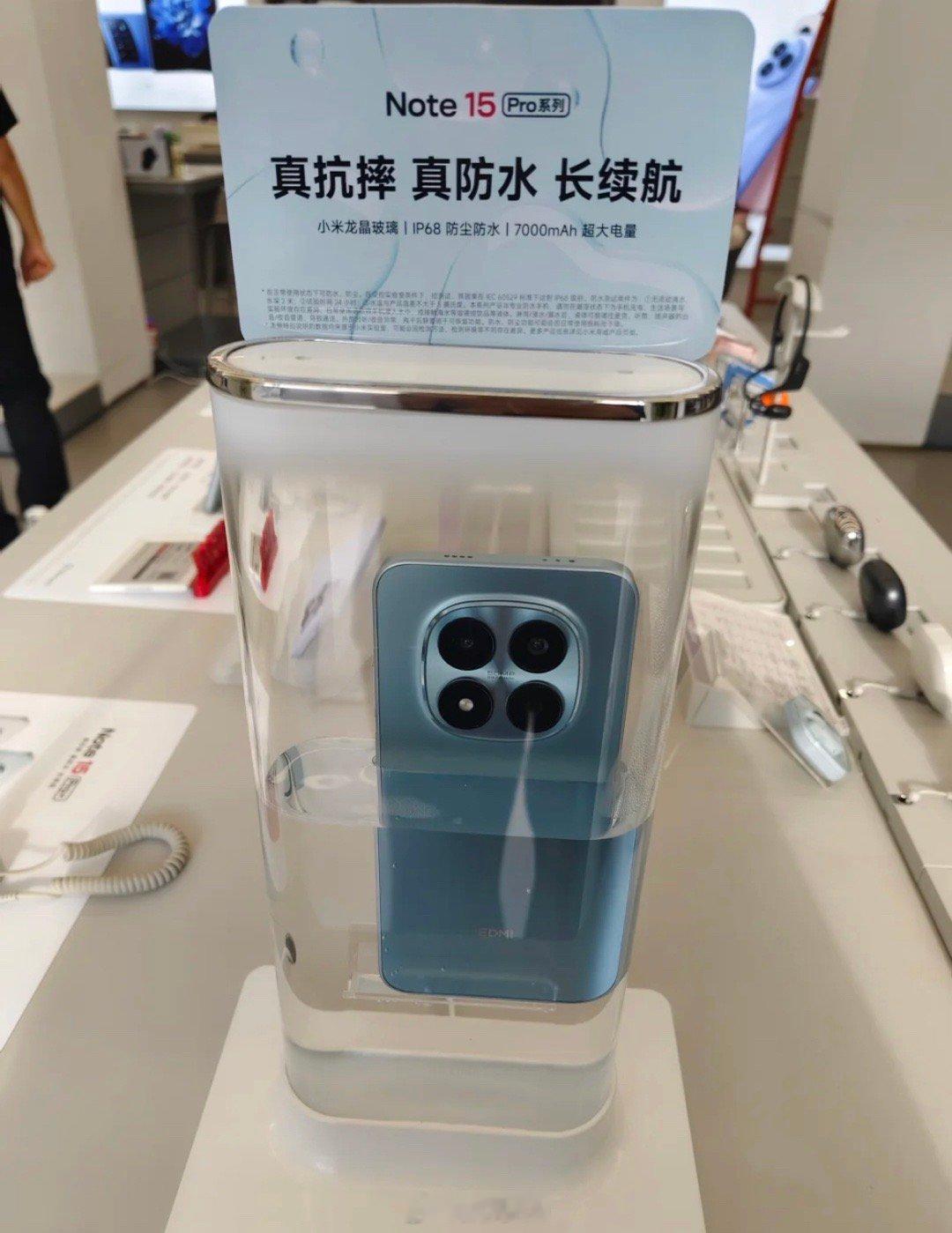 小米之家直接展示红米Note15泡水，真防水，玩的就是真[喵喵] ​​​