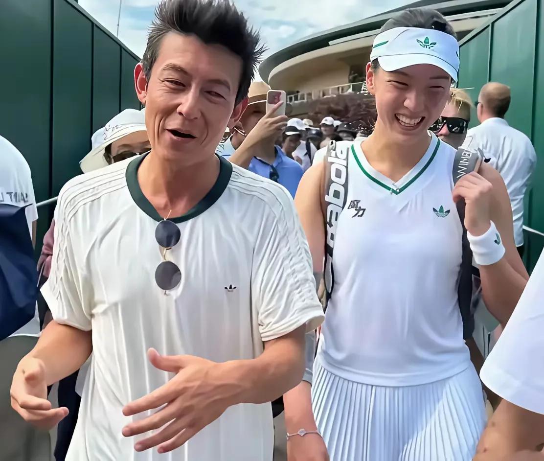 全网都像王欣瑜的老父亲一样，焦急地让她远离陈冠希。虽然两人相差21岁，但是站在一