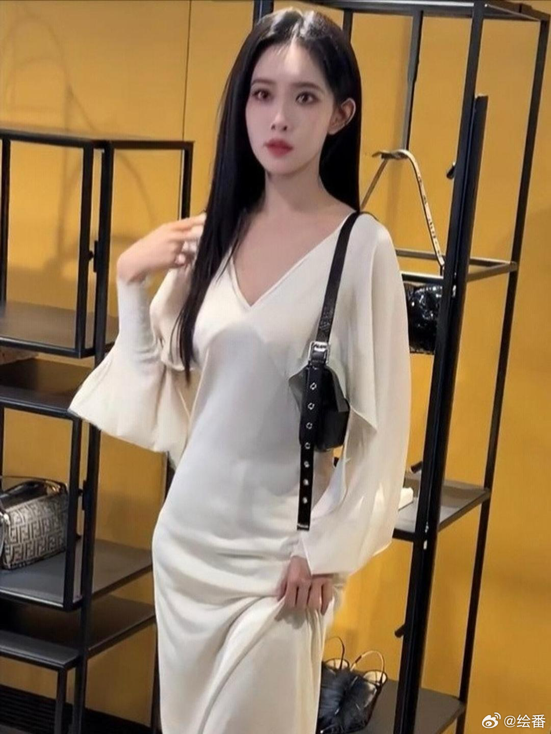 女明星上镜太拼了吧，孟子义瘦成皮包骨，镜头里看着却才刚刚好 