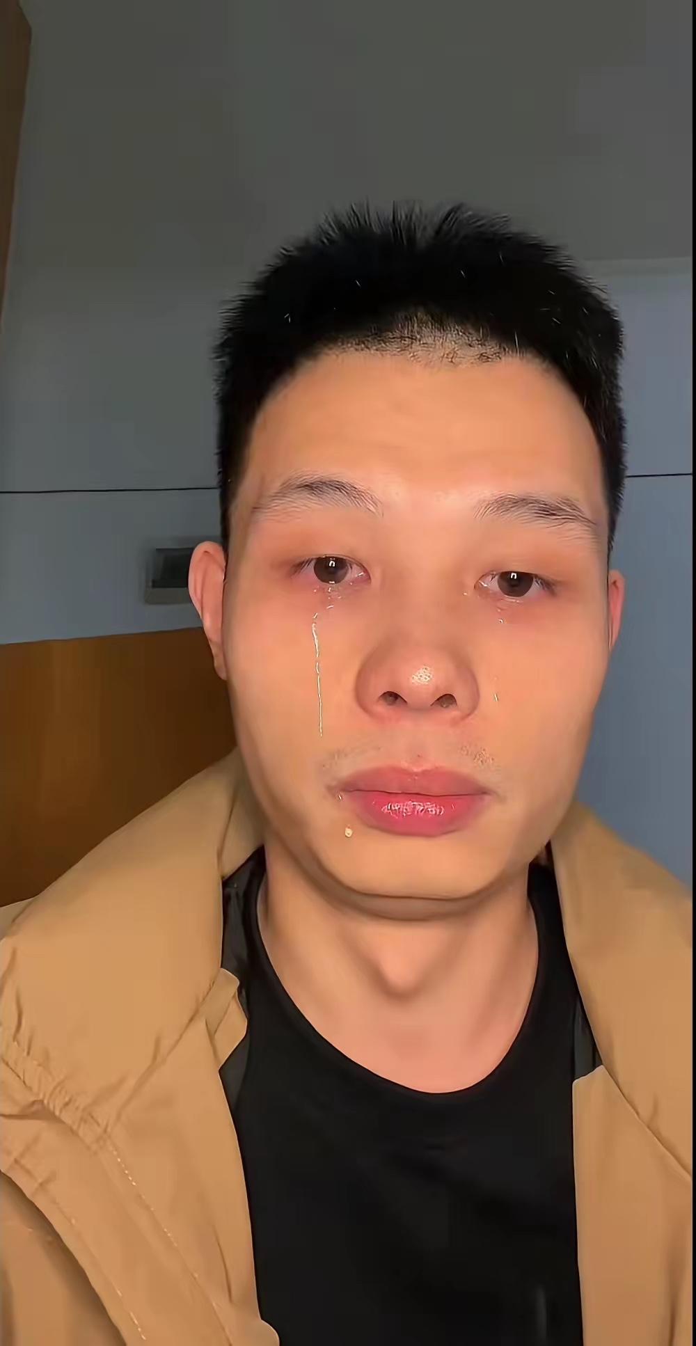 外出一年挣4万块，真丢人。媳妇和他吵架，老公收拾东西就走。
妻子：谁家老公一年才