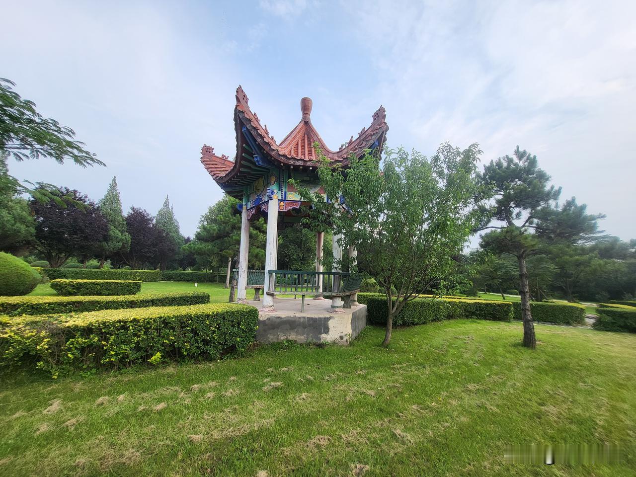长治嶷神岭位于屯留县城南，海拔 1021 米。其山势蜿蜒如卧龙，云遮雾绕，奇幻瑰