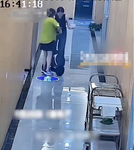 孩子没能保住，整栋楼道瞬间闹作一团。悲痛的丈夫冲下楼死死揪住送饭大姐的衣领，哭喊