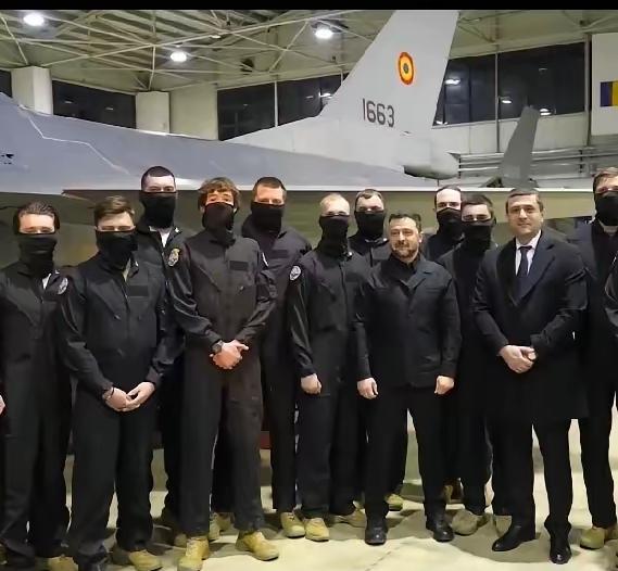 泽连斯基特意跑到其他国家的军事基地，与那些战机驾驶员进行交谈，其实这就是在内涵美