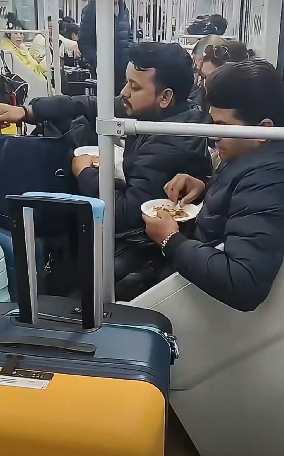 上海地铁明确规定禁止在车厢内饮食，无论是本地市民还是外来访客，都需要共同维护公共