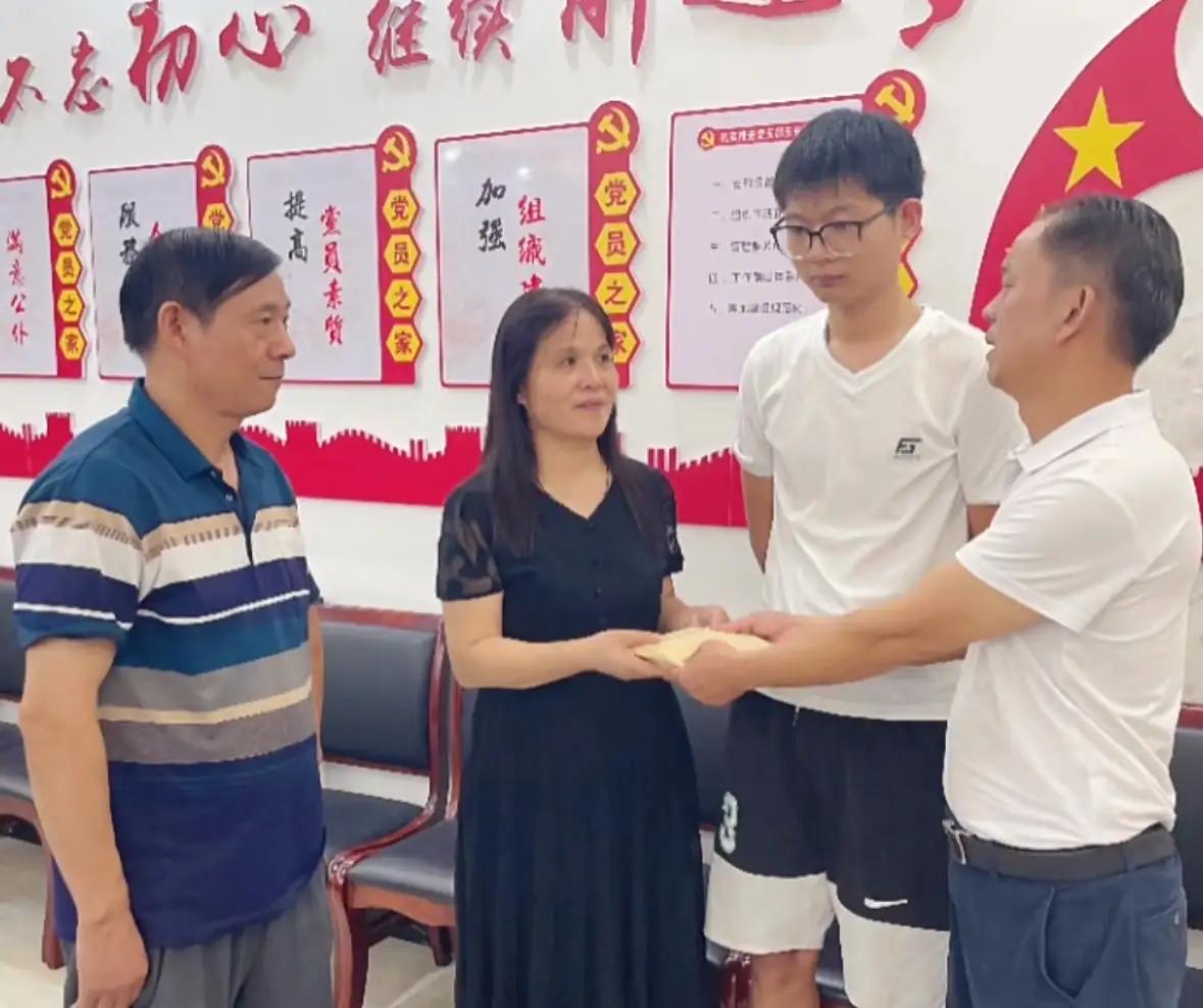 肖爱华那1.9万，今天总算能拿回来了。

可这事儿越想越让人心里堵得慌。老人进店