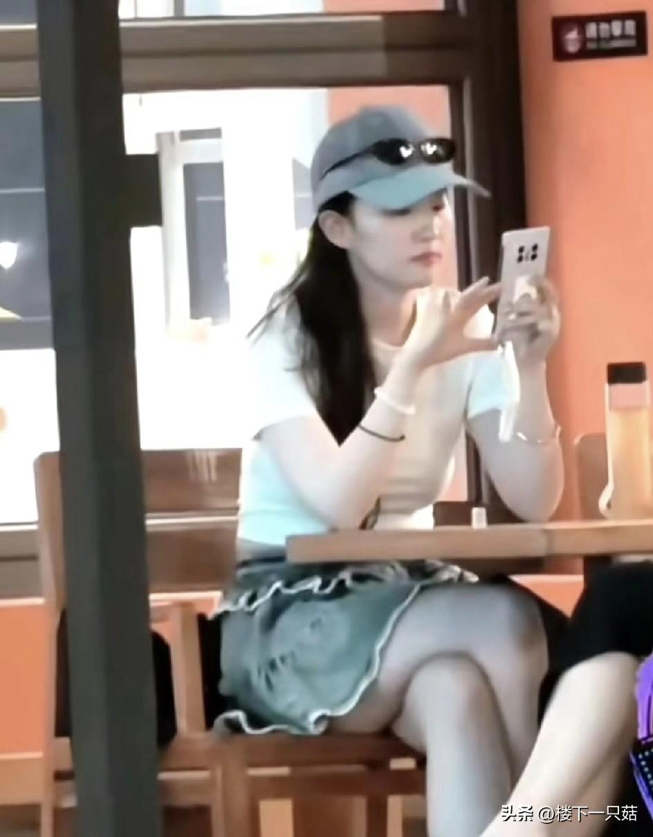 以前不懂为什么刘亦菲被称作神仙姐姐，看到这张照片我懂了。
刘亦菲去环球影城玩，逛
