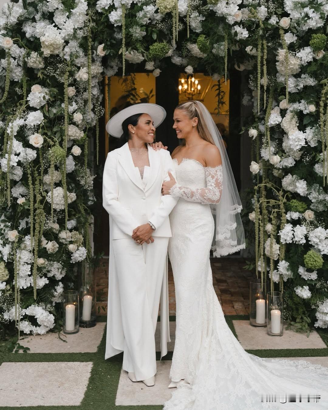 女足又结婚了一对，巴西女足传奇巨星玛塔晒出和女友的婚礼照!

近日，40岁的巴西