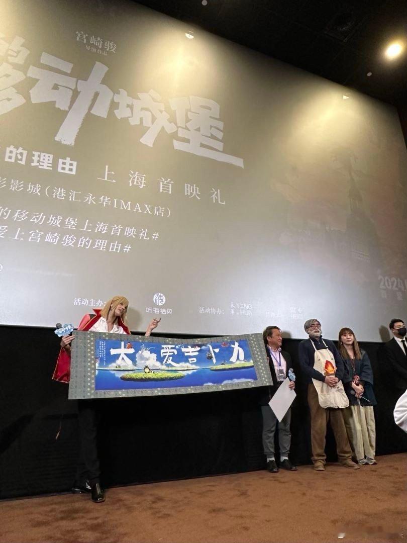 #卡琳娜cos哈尔# 卡琳娜化身为《哈尔的移动城堡》中的哈尔，精致的妆容和飘逸的