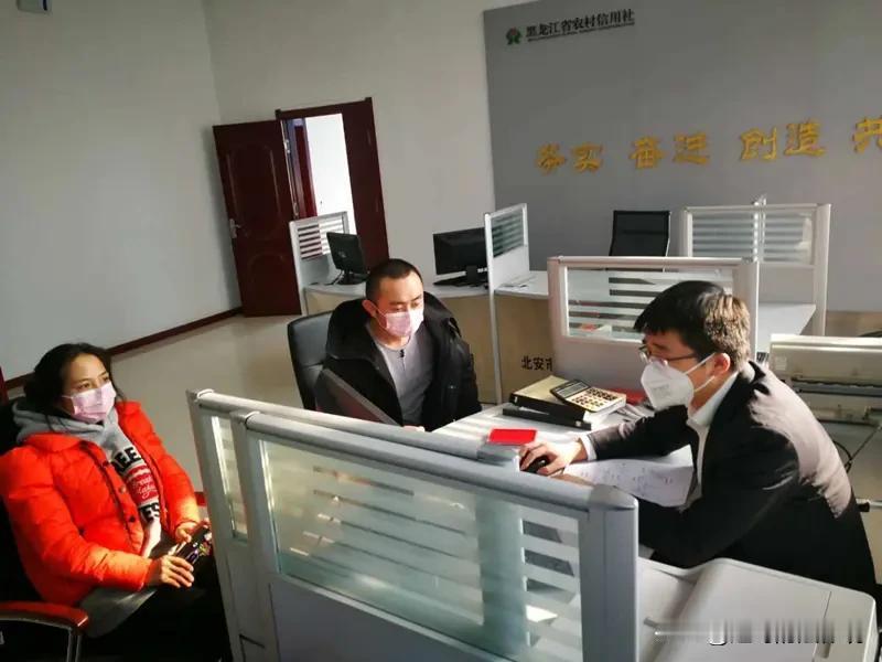 陕西咸阳，女子去银行存5万块钱，结果被工作人员说得晕乎乎，稀里糊涂买了一份保险。