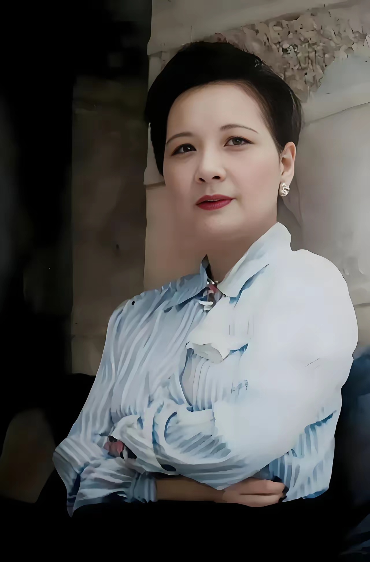 这是民国第一夫人，宋美龄，1945年在庐山拍摄的照片，就是这样一个雍容雅致，仪态