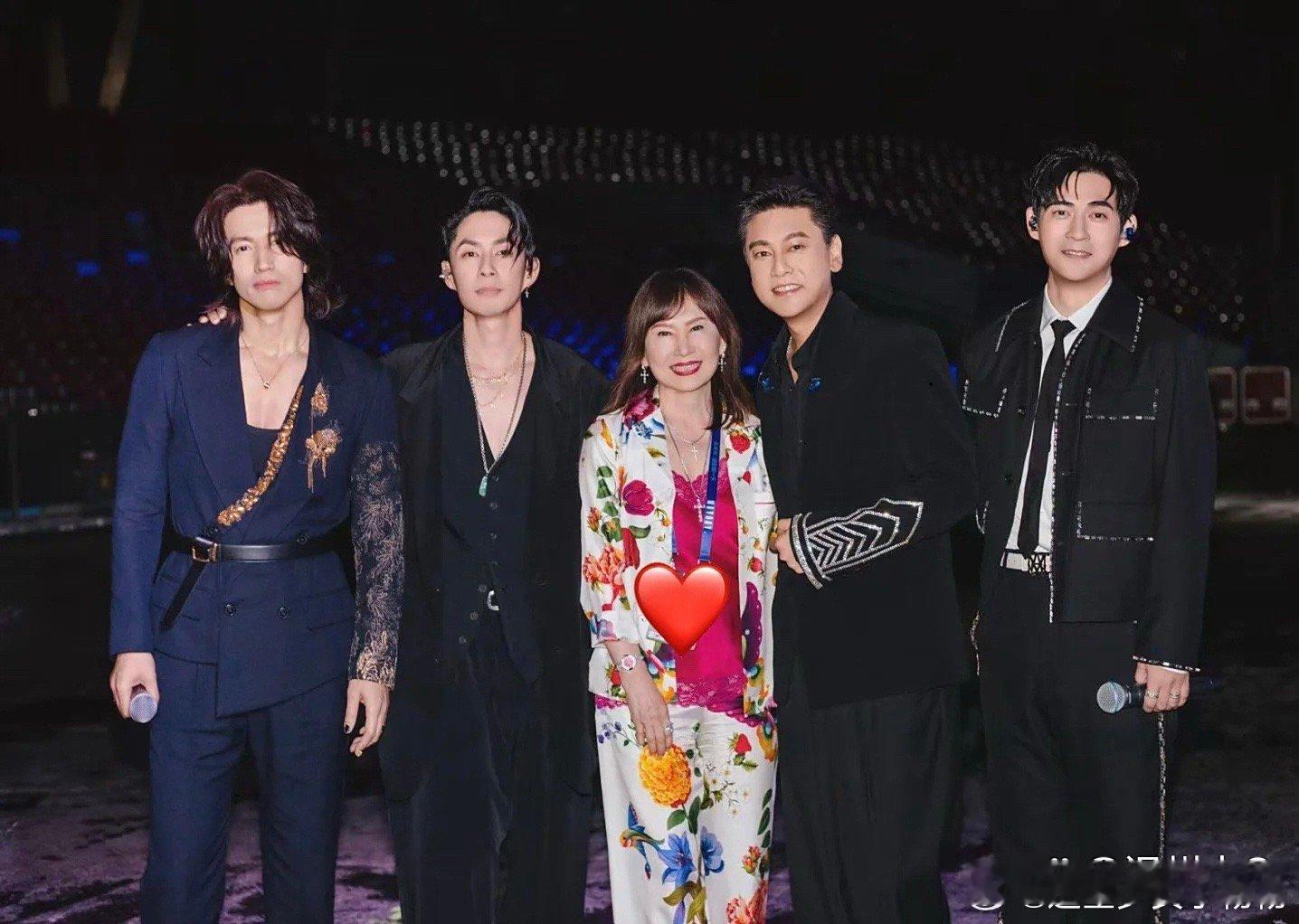 吴建豪妈妈和F4大合影，吴妈妈身穿花色西装套装，内搭玫红色吊带，看起来好潮。她也