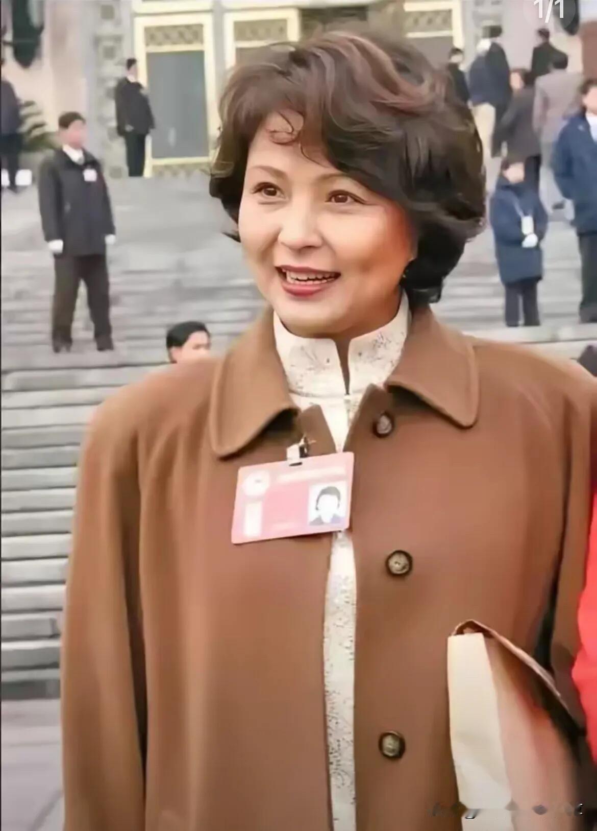 这位演员老了也是优雅大方的一个美女，容颜虽然老去，但是气质却越来越好，看着很养眼