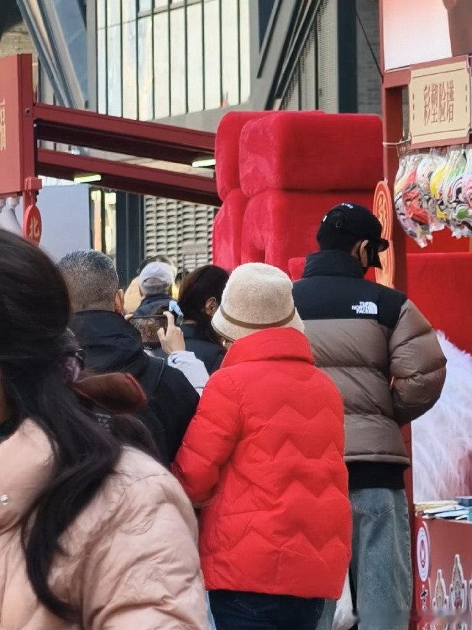 李昀锐逛集市被偶遇 李昀锐逛集市被偶遇，小林就这样高高壮壮的！ 李昀锐北京逛集市