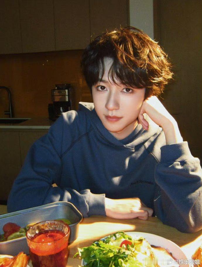 贺峻霖力证不是AI好优质的脸！！！ 