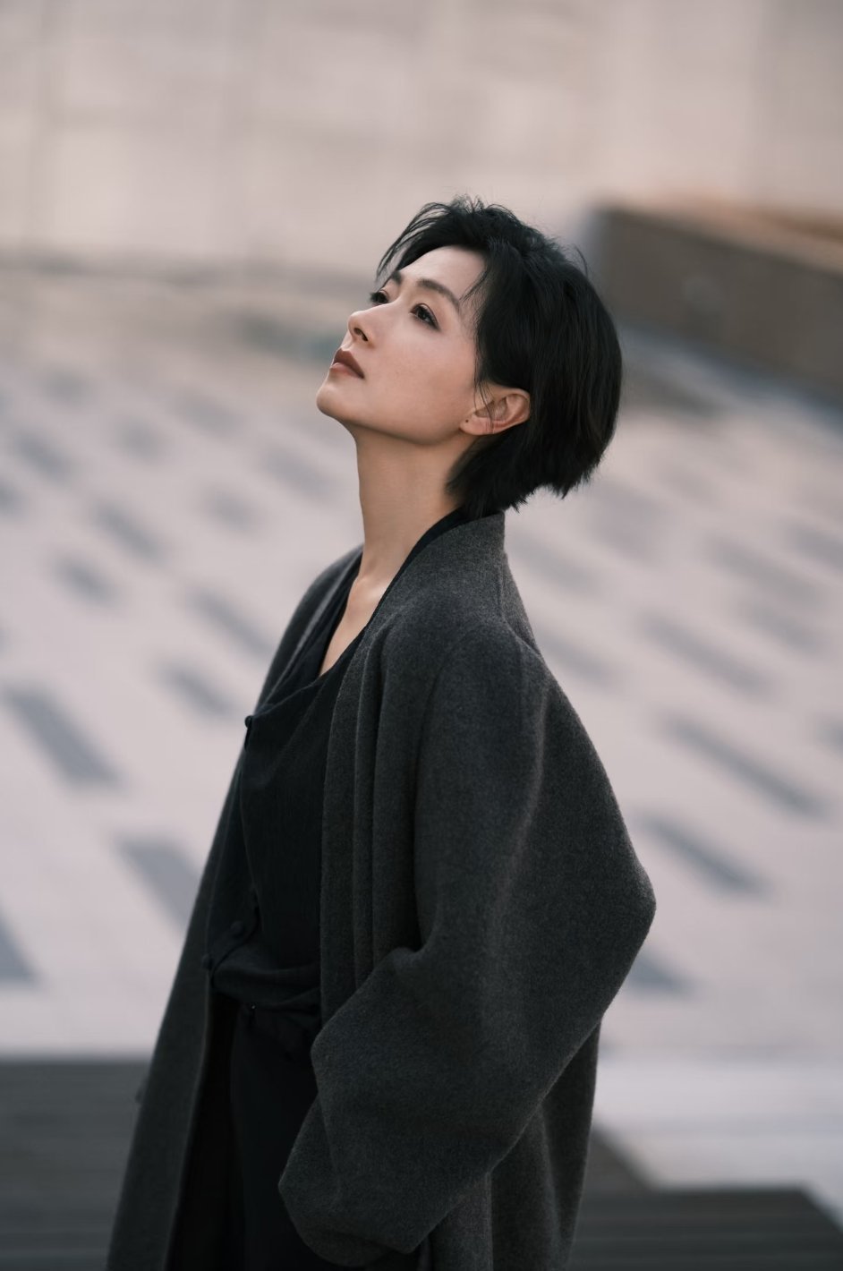 明星丨日常丨秋日穿搭万茜的大衣加上她利落的短发，真是又飒又美呀～ ​​​