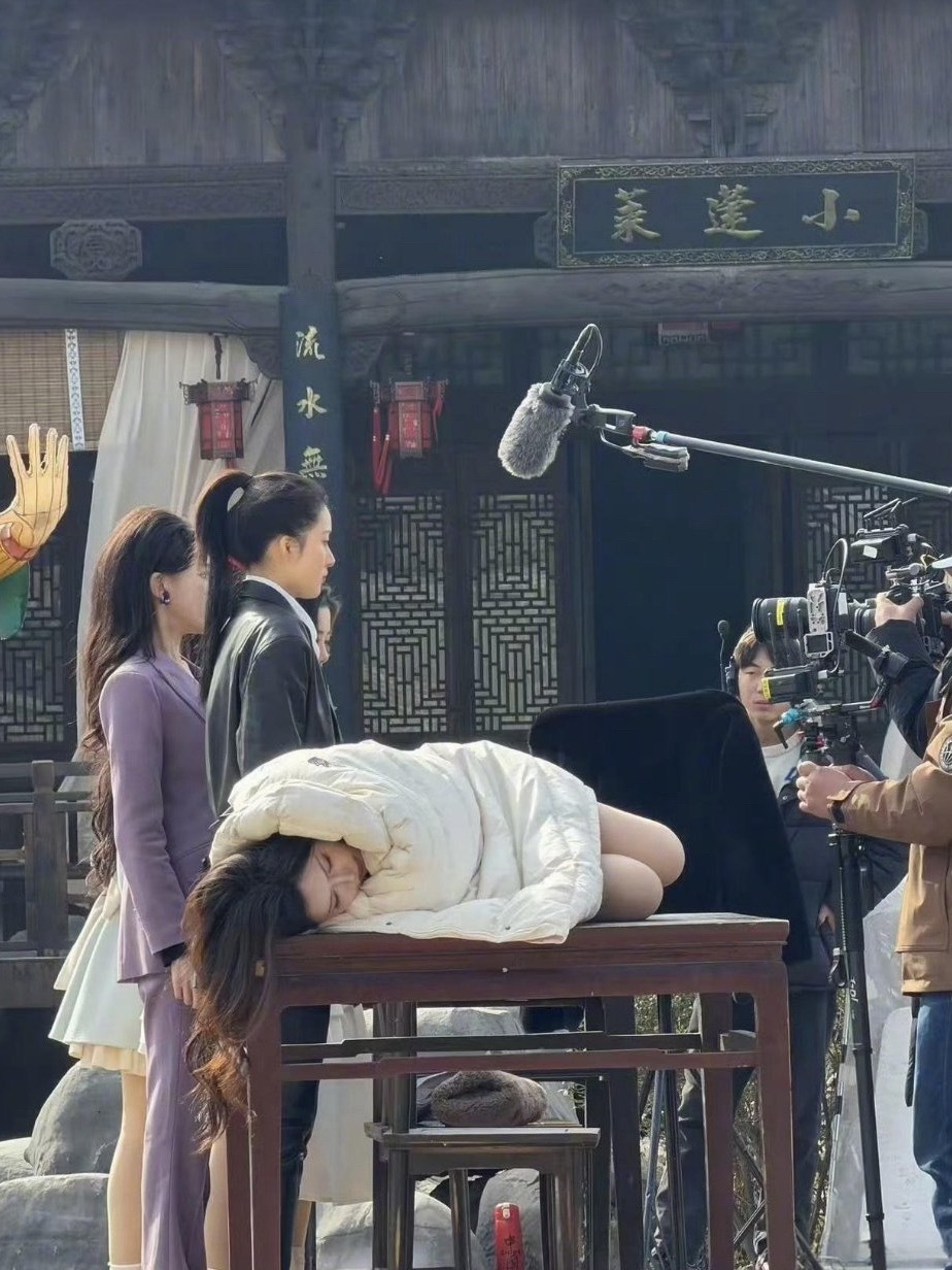 韩安冉也太搞笑了吧，直接躺在拍摄桌上就睡，关键其他演员还在拍摄中，画风真的很突兀