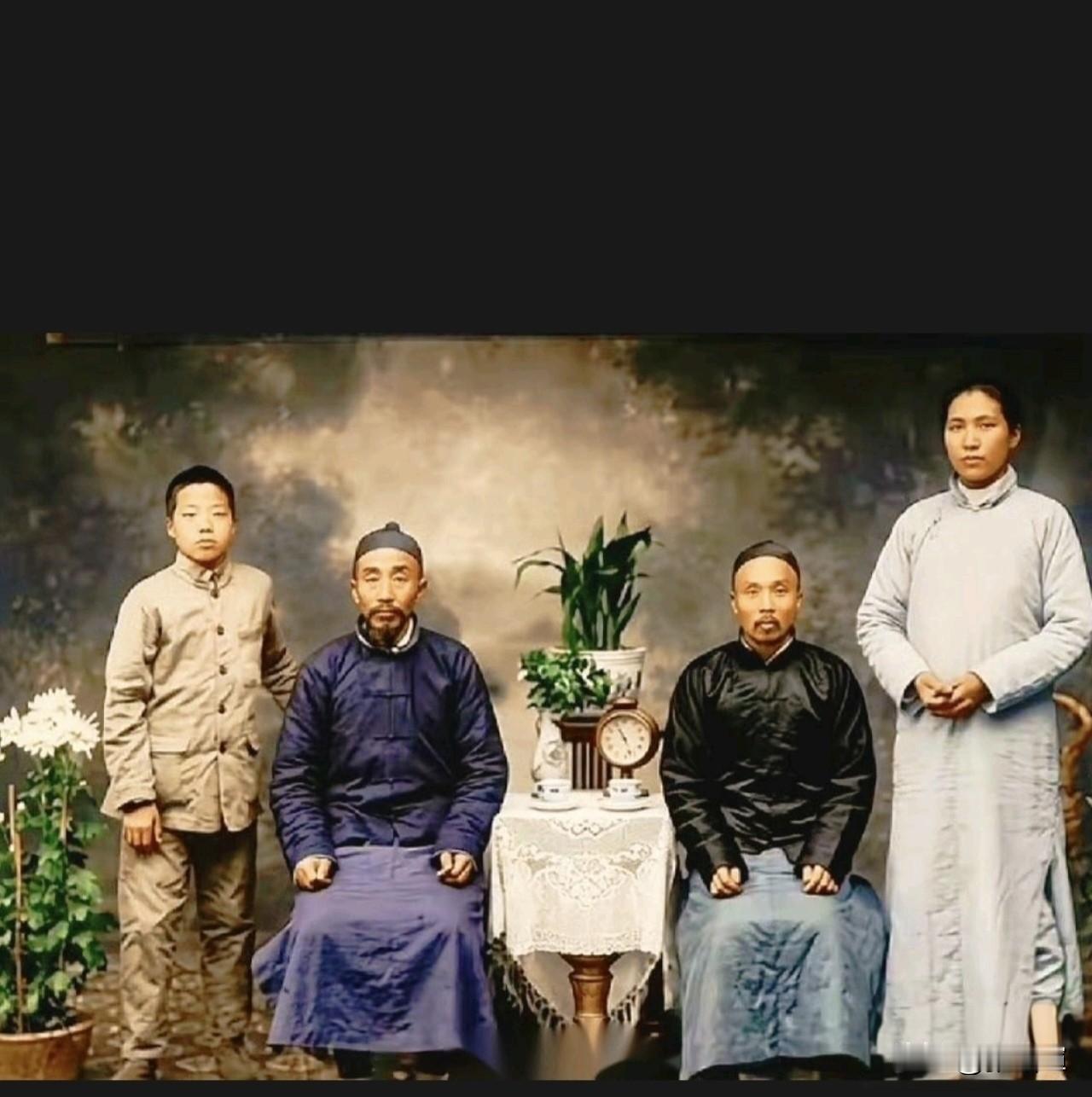 这是一张非常珍贵的照片，也是毛主席唯一和父亲的合影。
