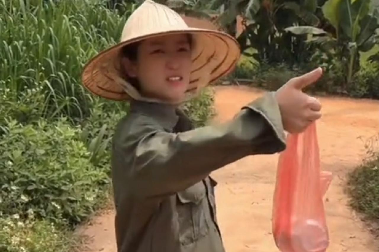 小婶不来工地干活，小松的工地缺一个小工，于是小松让秋秋去找一个小工。
小松想还去