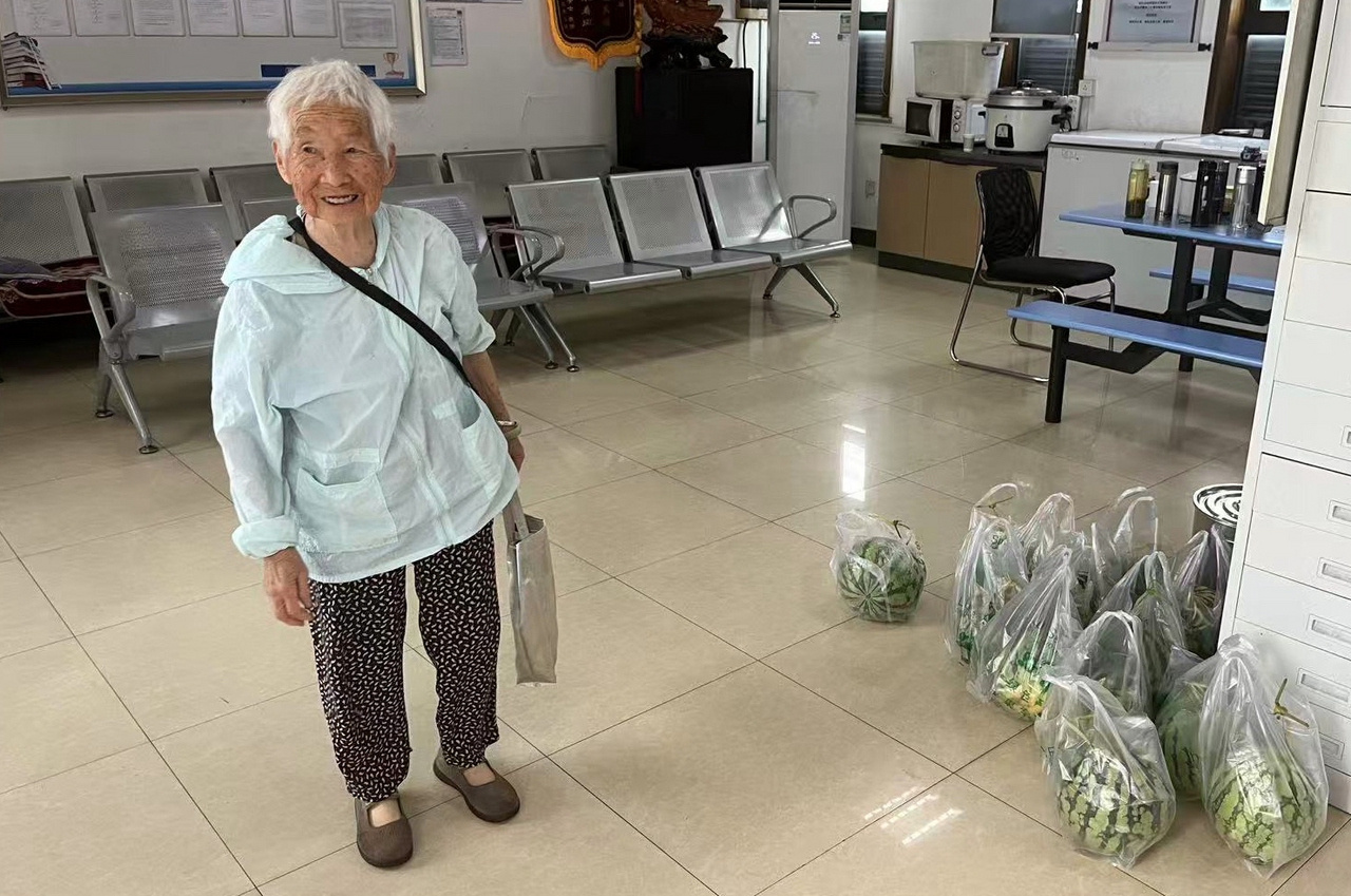 宁波江北96岁奶奶连续八年为公交司机送瓜 宁波江北庄桥96岁的张爱珠奶奶，被大家
