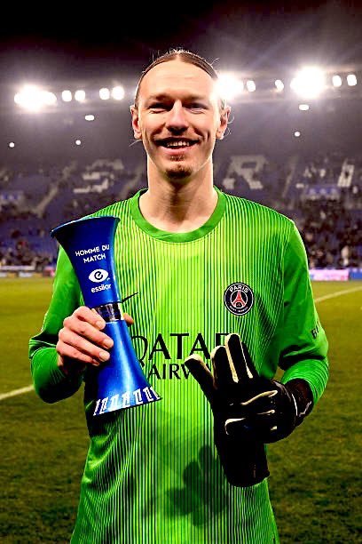 巴黎圣日耳曼  🚨路易斯·恩里克在新闻发布会上说：“萨福诺夫？我认为他是我执教