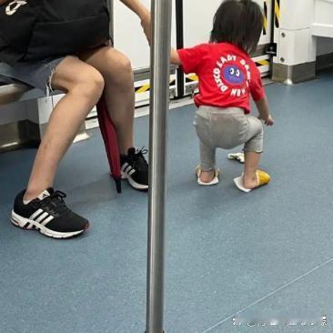 今天不用加班准时下班回家，在地铁上看见对面的一家三口，看到孩子脚上穿的，我都目瞪