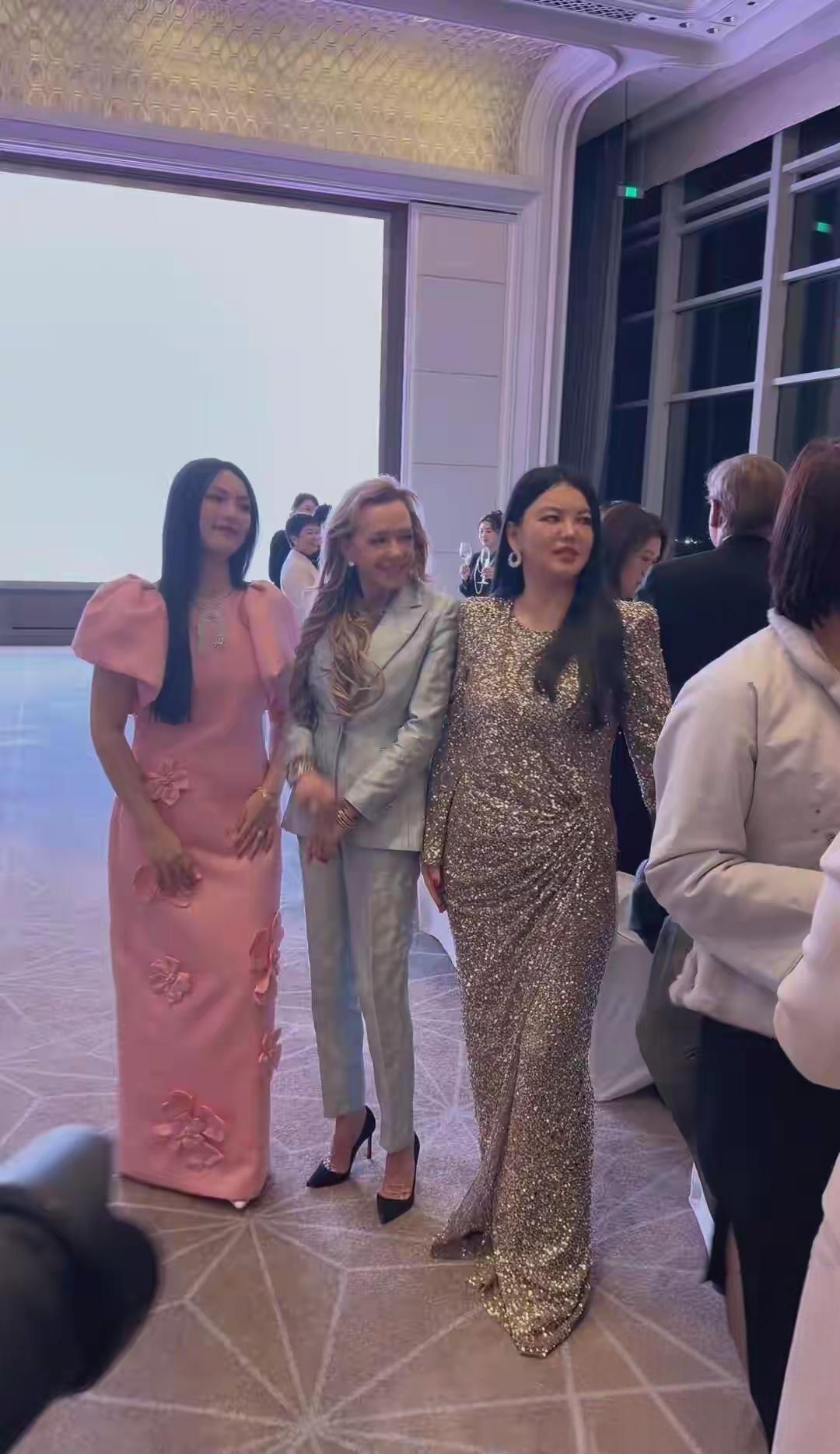 李湘瘦出小蛮腰，你信吗？

近些年我们看到的李湘永远都是穿着红的或者是花的连衣裙