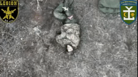 1名受伤的俄军士兵躺在地上动弹不得，乌军无人机一次性递给他2枚炸弹，帮助这名伤员