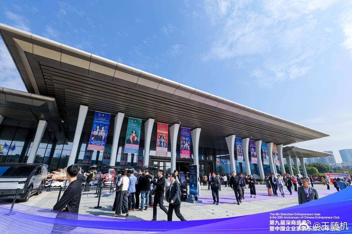 发现了吗？近日举行的第九届深商大会暨中国企业家俱乐部20周年的官方指定用车是极氪