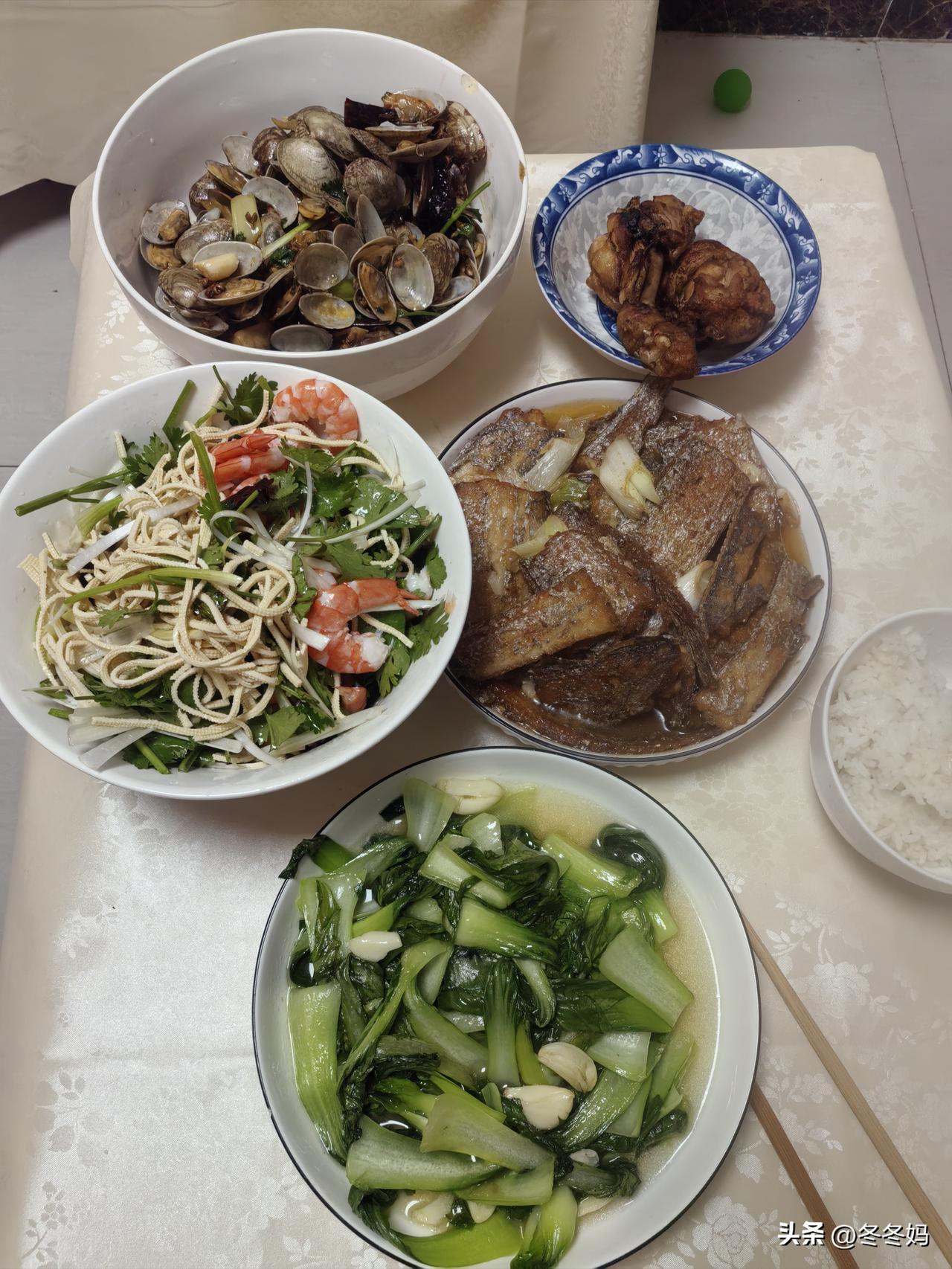 今天凑了顿大餐
算下来成本其实不低，不过有海鲜、带鱼还有鸡腿，已经是荤素搭配，营