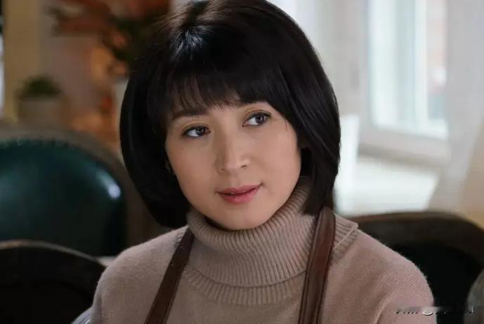2015年，闫学晶和相爱十多年的丈夫林越离婚，不久后嫁给马明东，一位圈外企业老板