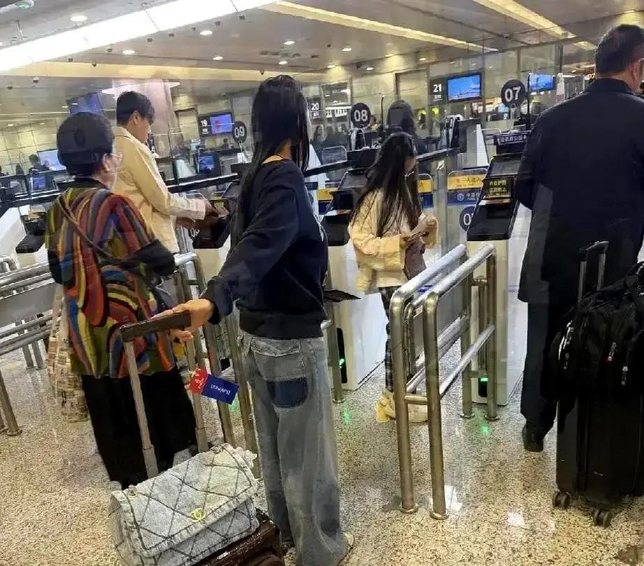 秦昊爆红后第一件事：推掉所有赚钱的戏。
 
带老婆孩子去了巴黎。不是走红毯，是给